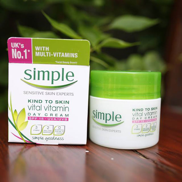 5/ Kem Dưỡng Ẩm Da Ban Ngày Simple Kind To Skin Vital Vitamin Day Cream SPF15 UVA/UVB