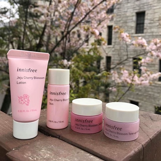 Bộ Dùng Thử Dưỡng Ẩm Và Nâng Tông Da Sáng Innisfree Jeju Cherry Blossom Special Kit (4 Sản Phẩm)