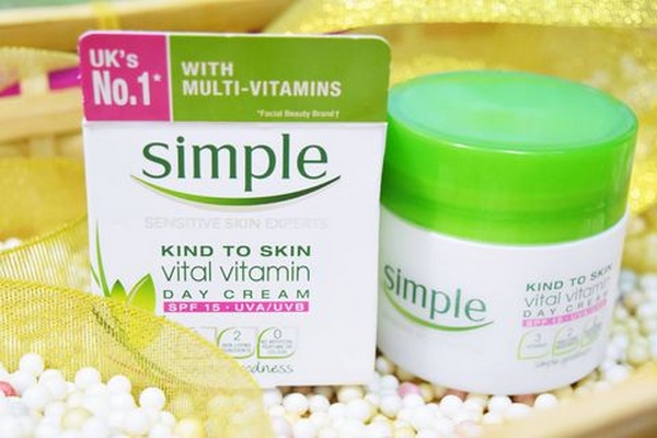 Kem Dưỡng Ẩm Da Ban Ngày Simple Kind To Skin Vital Vitamin Day Cream SPF15 UVA/UVB